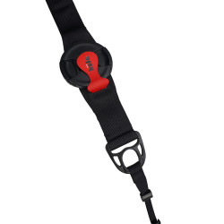 Hüfa popruh na fotoaparát s červeným úchytom na krytku objektívu