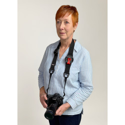 Hüfa camera strap with red lens cap holder